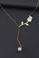 Çelik Gold Renk İnci Detaylı Sedefli Lale Tasarımlı Kadın Kolye