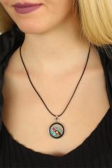 Ruj Figürlü Deri İpli Bayan Kolye